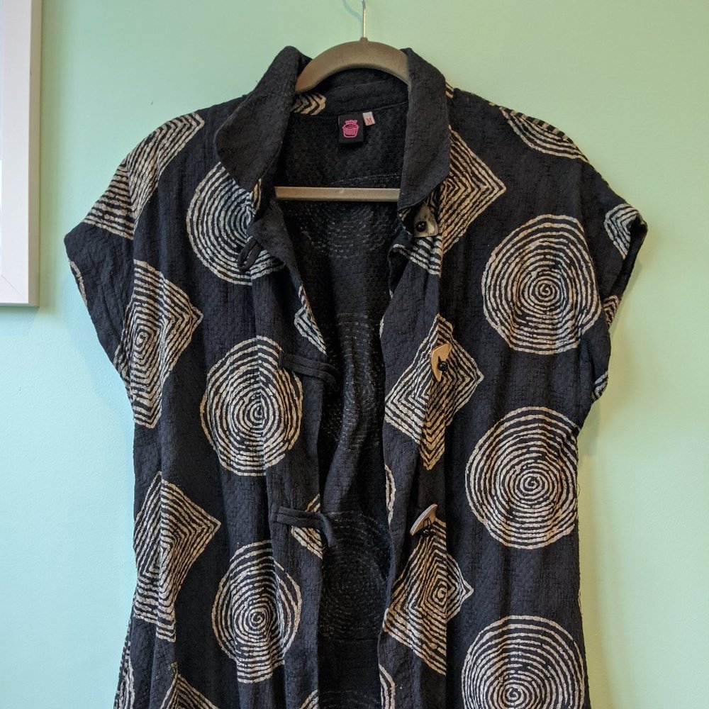 Sleeveless tee with geometric print